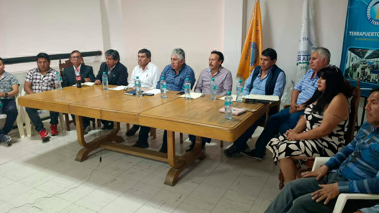 Transportistas amenazan con paro indefinido por alza del diésel en Arequipa