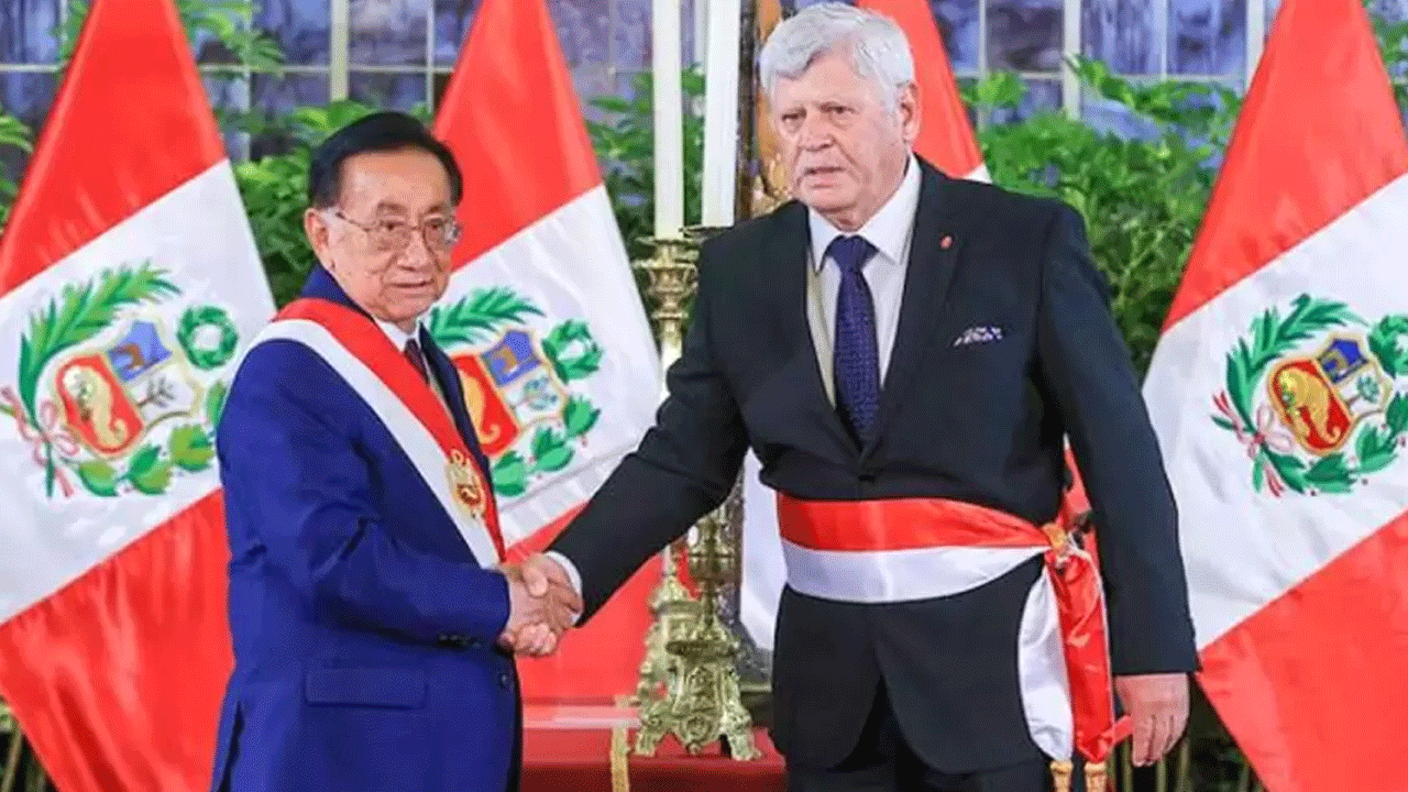 Ministro de Defensa renuncia y arremete contra Balcázar