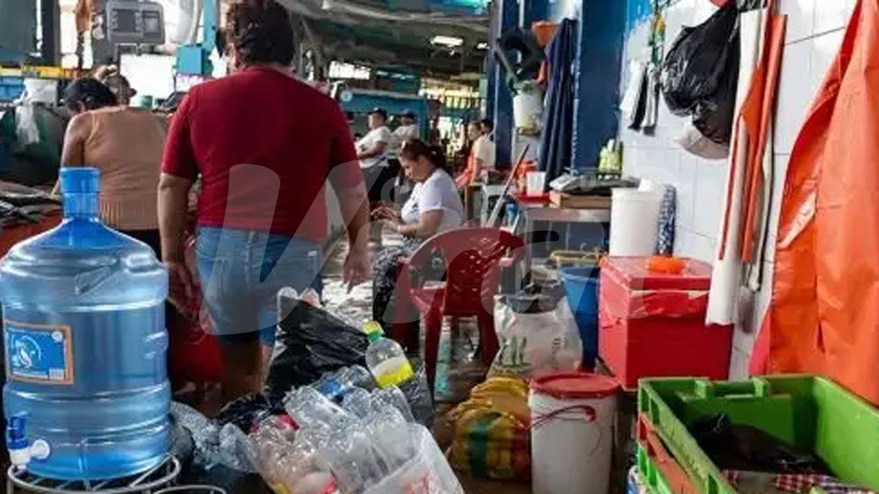 Clausuran mercado Villa Asunción y comerciantes bloquean las calles 