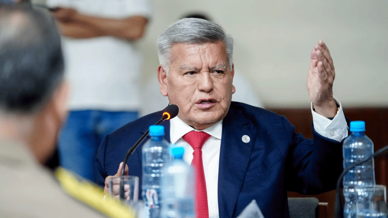Acuña descarta candidatura en elecciones regionales y reorganiza APP