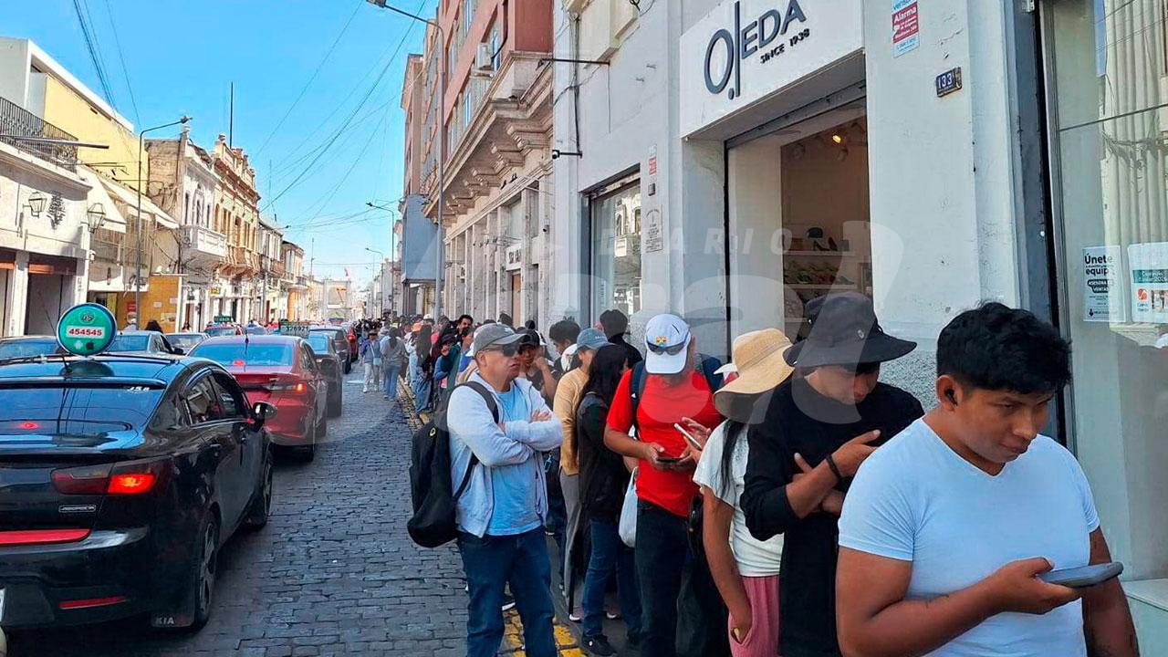 Arequipa: colas interminables en los exteriores del Reniec para recojo de DNI