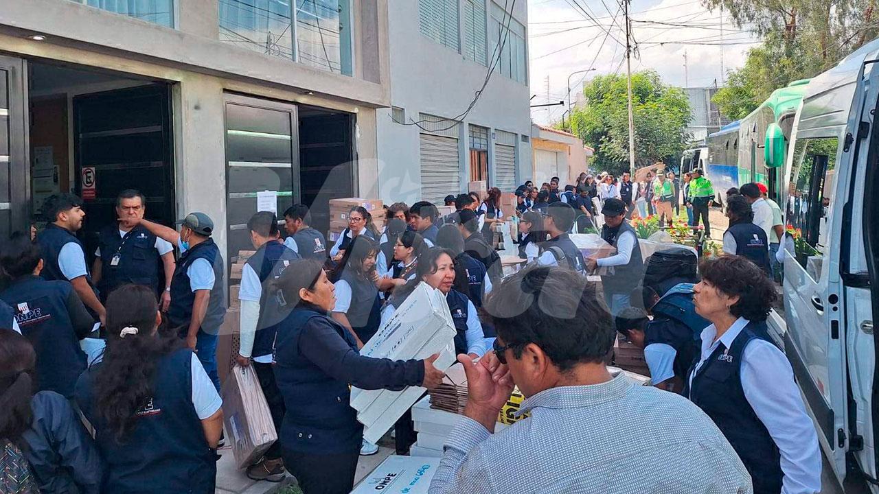 Más de 20 vehículos esperaron por horas entregar material electoral en la ODPE Arequipa