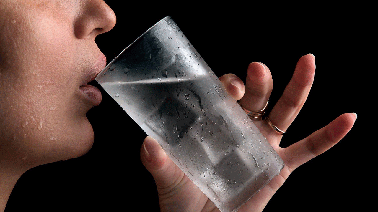 Minsa advierte cuándo podría afectar tu salud digestiva si tomas agua helada