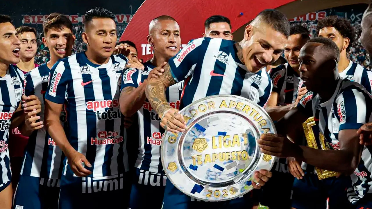 Paolo Guerrero celebra el Apertura, pero pide mantener los pies sobre la tierra