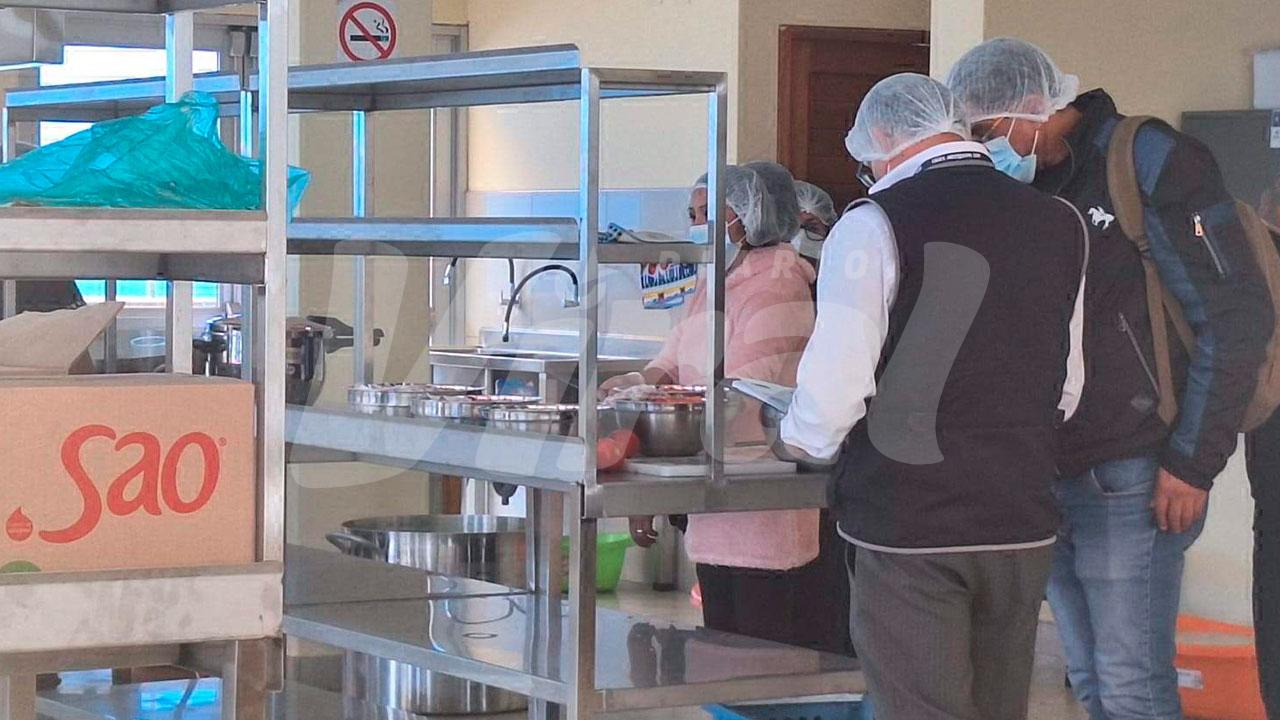 Cocineras de la Gran Unidad Escolar de Mariano Melgar improvisaron para hacer alcanzar alimentos a 1004 alumnos