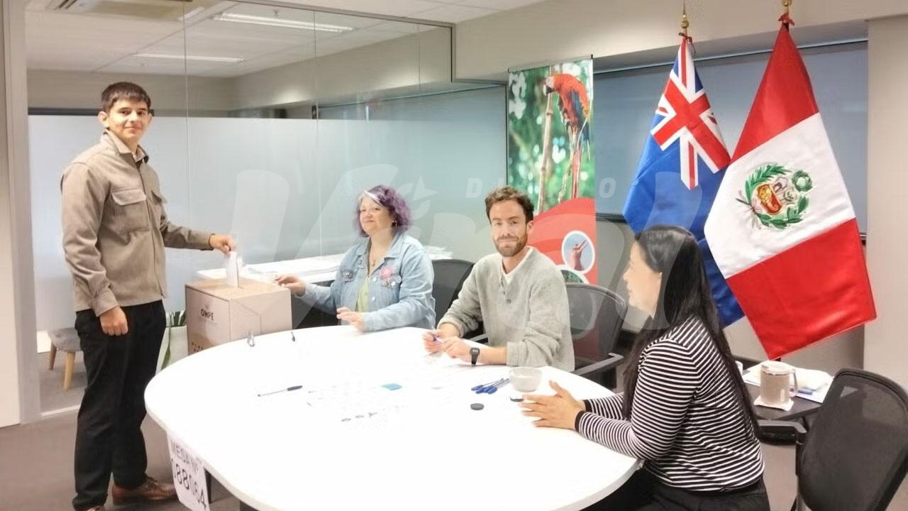 Peruanos en el extranjero votan pese a problemas climáticos