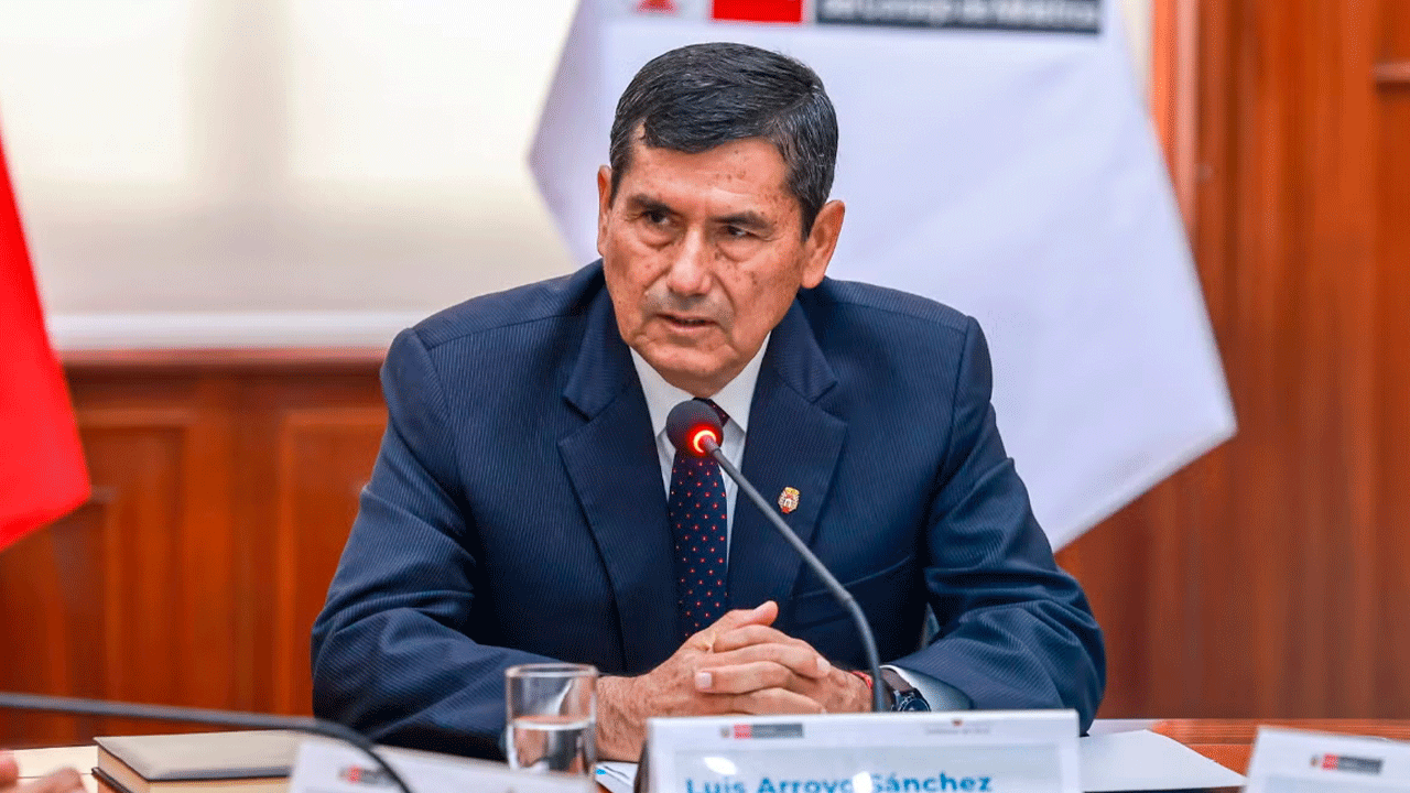 Luis Arroyo defiende compra de naves F-16