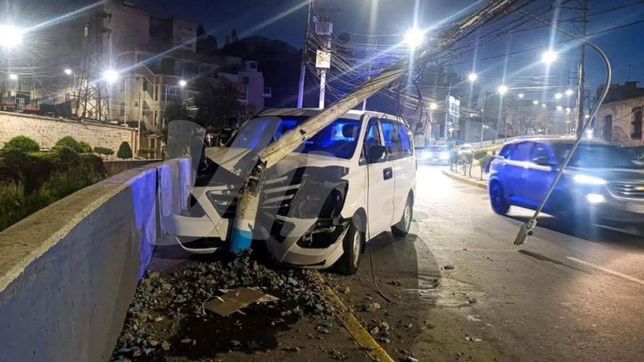 Poste a punto de colapsar tras choque de combi en San Lázaro